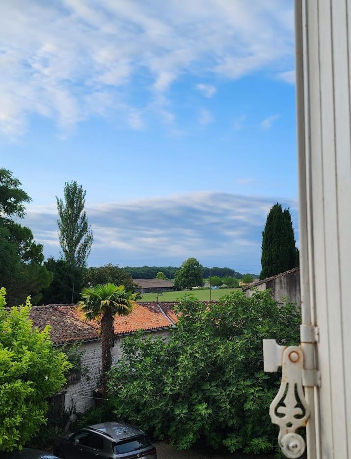 Gîte Le Bonheur Hiersac Exterior foto